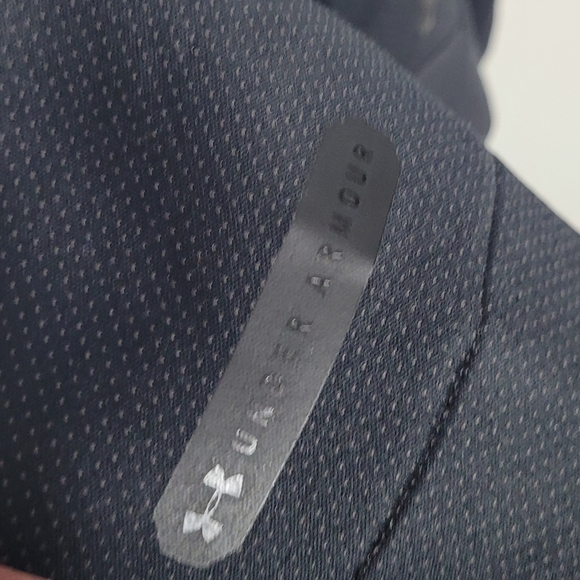 Under Armor Black Foam-Like Fabric High Collar Loose Fit Pullover Top Popover - Picture 3 of 7